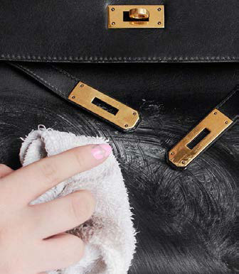Pulizia di una borsa in similpelle con panno umido