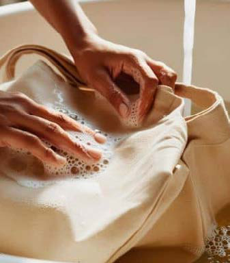 Lavaggio a mano di una borsa in tessuto con sapone